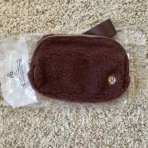 NEVER USED LULULEMON CHOCOLATE/ESPRESSO FLEECE BELT BAG